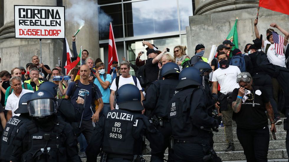 Tras restricciones por el COVID-19 jóvenes se enfrentan con la Policía en una ciudad de Alemania