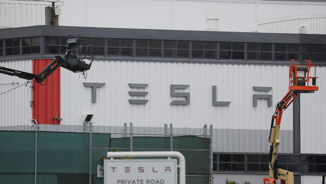 EE.UU: Encuentran a una persona muerta en el aparcamiento de la fábrica de Tesla en California e investigan el caso como una «muerte sospechosa»