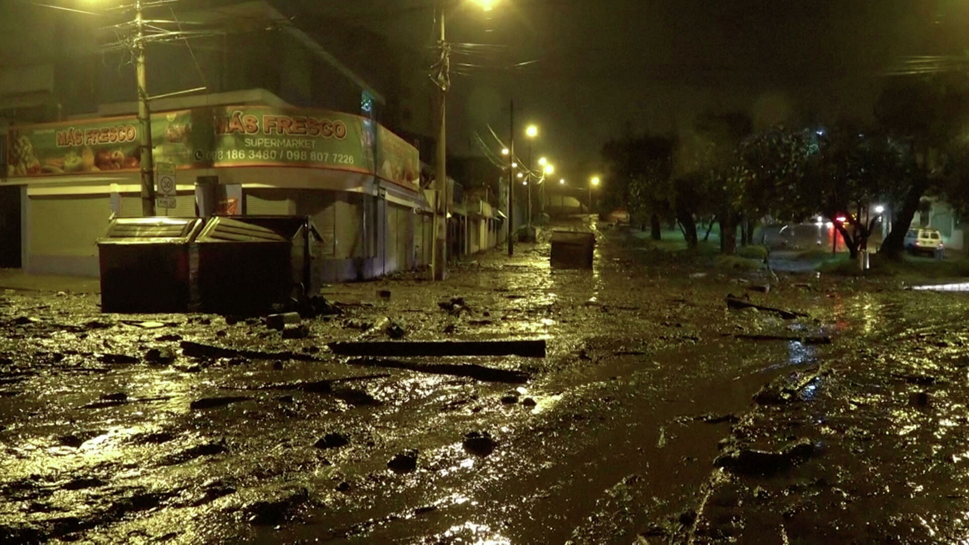 Decenas de fallecidos tras un aluvión que azotó un barrio de la capital de Ecuador