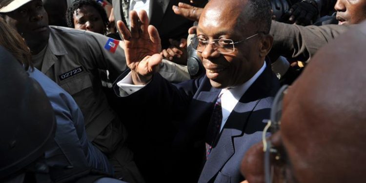 Haitianos reclaman a Aristide como presidente de transición