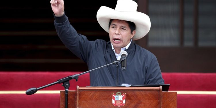 Investigan a presidente de Perú por presunto tráfico de influencias
