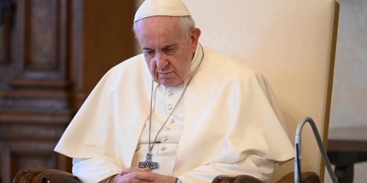 El papa Francisco advierte sobre una guerra nuclear; insta a los científicos a unirse en paz