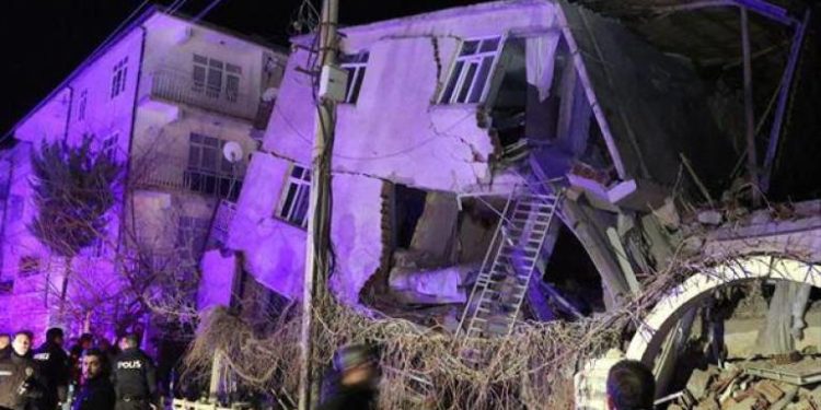 Casi 1.000 muertos tras devastador terremoto magnitud 7,8 en Turquía