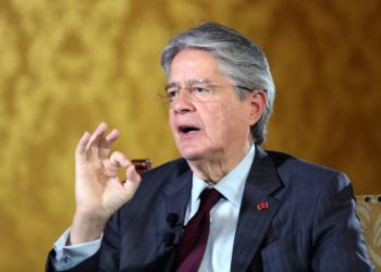 Presidente de Ecuador acusa a periodistas de ‘asesinato a la reputación’