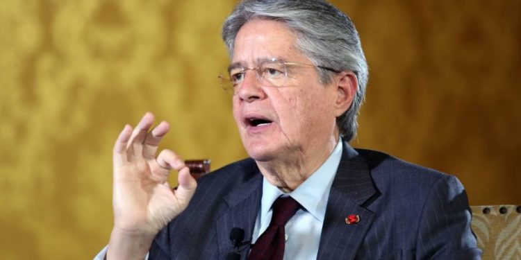 Presidente de Ecuador acusa a periodistas de ‘asesinato a la reputación’