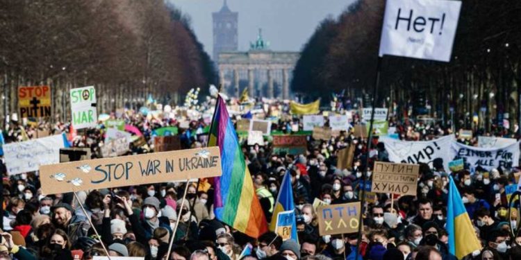 Miles de personas piden en Berlín negociar con Rusia