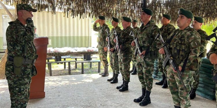 Renuncia masiva en el Ejército de Colombia; más de 100 oficiales retirados
