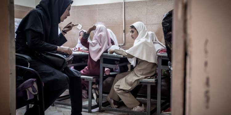 ¡Nuevamente cientos de niñas son envenenadas con gas en colegios de Irán!