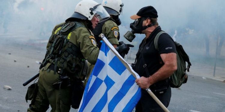 Manifestantes y policías se enfrentan en Grecia durante protestas por accidente de tren