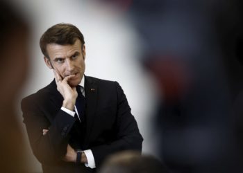 Senado de Francia aprueba controversial reforma de pensiones de Macron