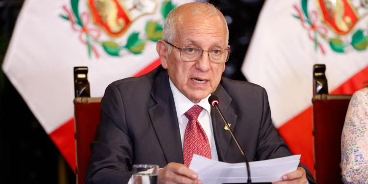 Perú: Ministro de Educación genera polémica al decir que «El colegio no sirve para nada»