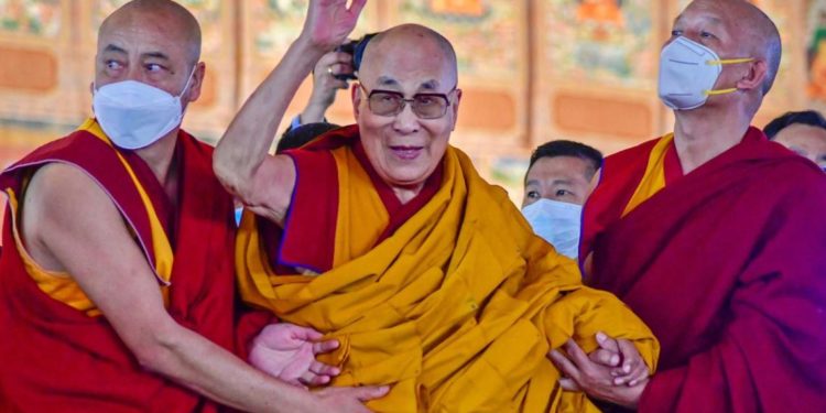 Reaparece Dalái lama en una cumbre budista luego de escándalo