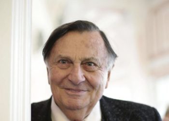 Muere el comediante australiano Barry Humphries, a sus 89 años de edad
