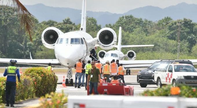 Expresidente Medina regresa a Miami en avión privado