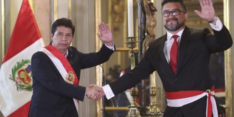 Arrestan ex ministro de Pedro Castillo por corrupción en Perú