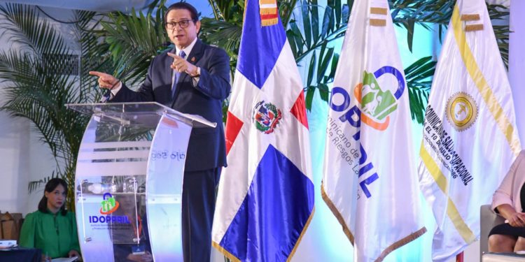 Ministro de Salud pide a empresas prestar atención a “la salud individual y familiar de sus trabajadores”