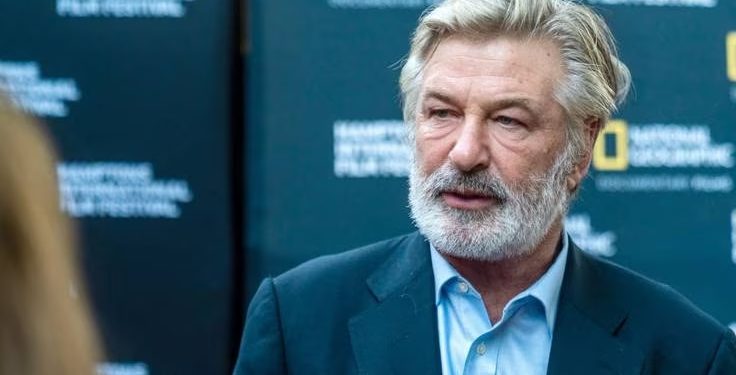 Retiran cargos por homicidio involuntario contra actor Alec Baldwin