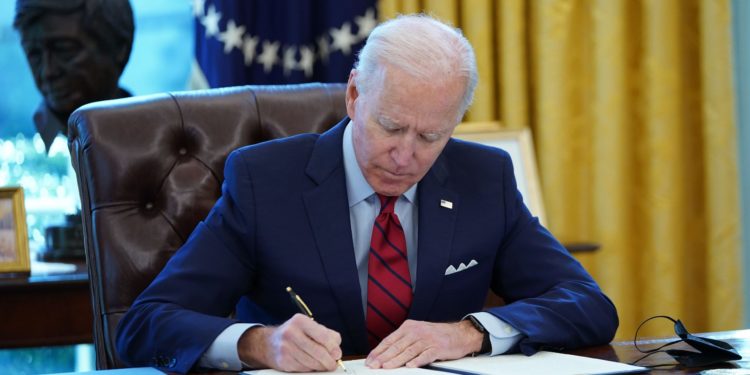 Presidente de EEUU extiende decreto que califica a Rusia como una amenaza