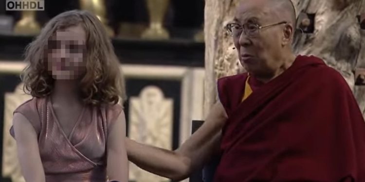 Se conoce otro vídeo del Dalai Lama acariciando a una niña