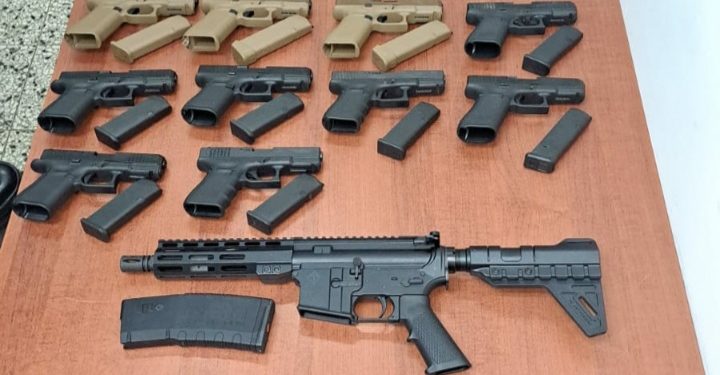 Policía incauta 30 armas de fuego y municiones enviadas en tanques desde Estados Unidos