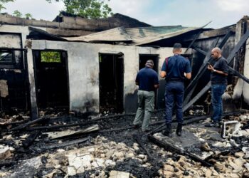 Estudiante molesta por confiscación de celular provocó un incendio en el que murieron 19 personas en Guyana