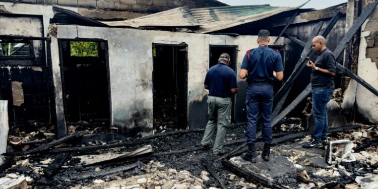 Estudiante molesta por confiscación de celular provocó un incendio en el que murieron 19 personas en Guyana