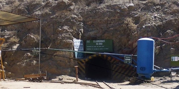 Mueren 27 personas tras incendiarse socavón de minera Yanaquihua en Perú