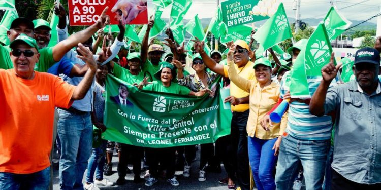 Cientos de barahoneros salieron a las calles a darle la bienvenida a Leonel Fernández