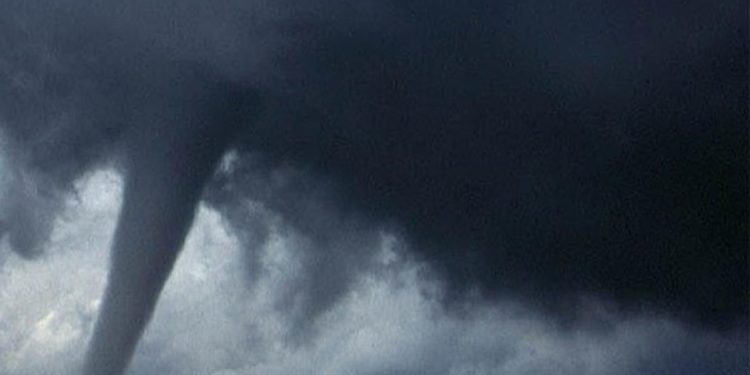 Tornado arrasa en EE.UU dejando dos muertos y 10 heridos