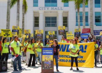 Migrantes latinos protestan contra la nueva ley de inmigración en Florida