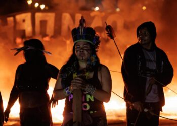 Indígenas de Brasil aprenden fuego a la carretera a modo de protesta contra un polémico proyecto de ley