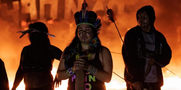 Indígenas de Brasil aprenden fuego a la carretera a modo de protesta contra un polémico proyecto de ley