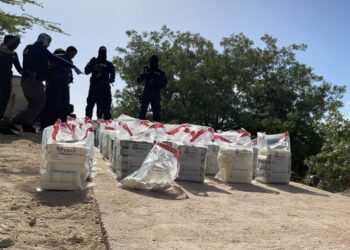 Interceptan lancha con 257 paquetes de cocaína en Pedernales