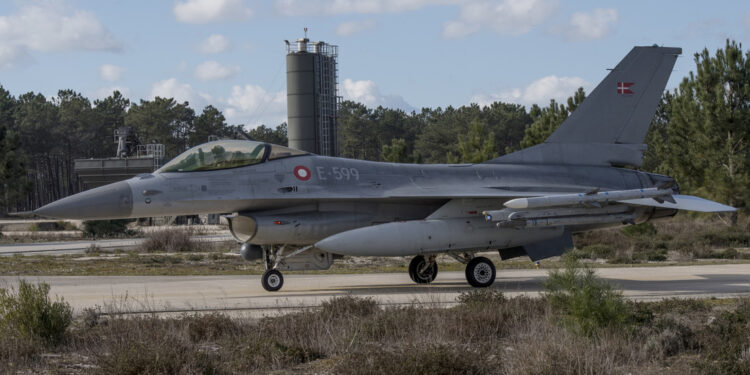 Entrenan a pilotos ucranianos para usar los F-16 en Dinamarca