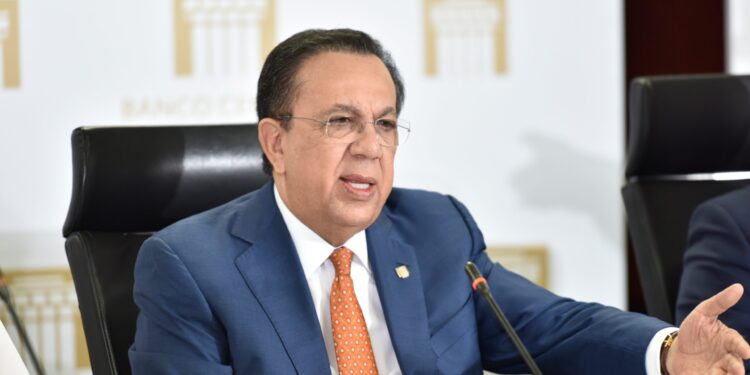 Baja a 50 puntos básicos tasa de política monetaria