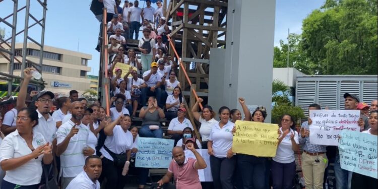 Empleados del Metro continúan sus reclamos en estación Juan Pablo Duarte