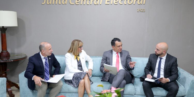 Presidente de JCE se reúne con comisión de la OEA para colaborar en procesos electorales