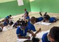 Ninos toman clases en el suelo Eso No Es Nuevo: Hay estudiantes que tienen que sentarse a recibir el pan de la enseñanza en el suelo