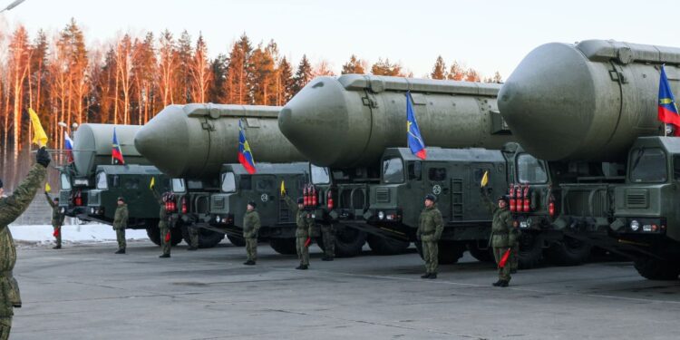 Armas nucleares de Putin llegan a Bielorrusia; amenazan con utilizarlas en caso de agresión