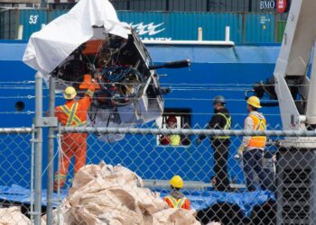 Posibles restos humanos hallados en donde implosionó el submarino Titán