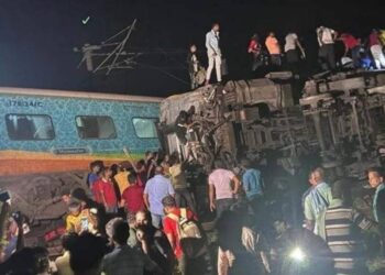 207 muertos y cientos de heridos tras choque de trenes en la India