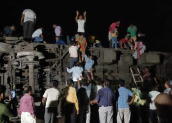 ¡Qué tragedia! Suman 288 muertos y los 900 heridos tras choque de trenes en la India