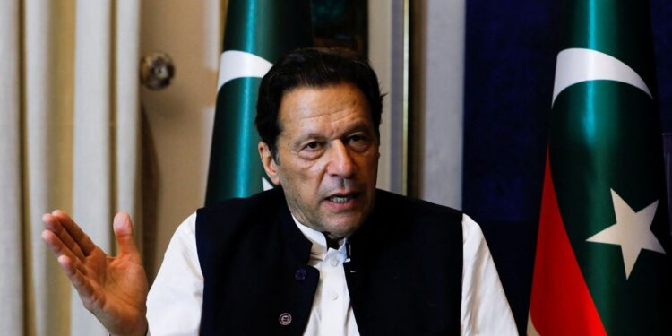 Ordenan arrestar al ex primer ministro pakistaní, Imran Khan