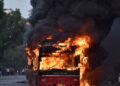 649fcebad43c6 ¡Otro más! Accidente de autobús en la India provoca 25 muertos quemados