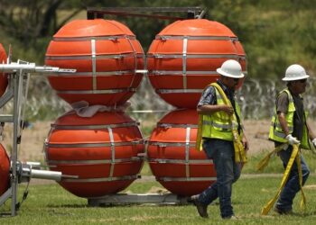 Despliegan un ‘muro flotante’ para detener el cruce fronterizo de migrantes en Texas