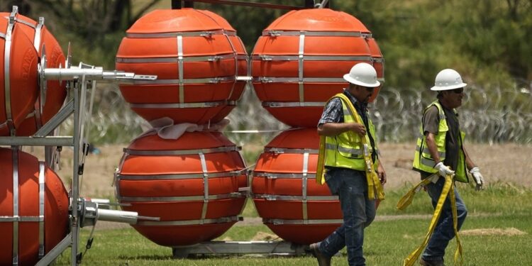 Despliegan un ‘muro flotante’ para detener el cruce fronterizo de migrantes en Texas