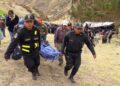 Seis muertos y diez heridos tras la caida de una camioneta a un barranco en Peru Camioneta cae a un barranco dejando 6 muertos y diez heridos en Perú
