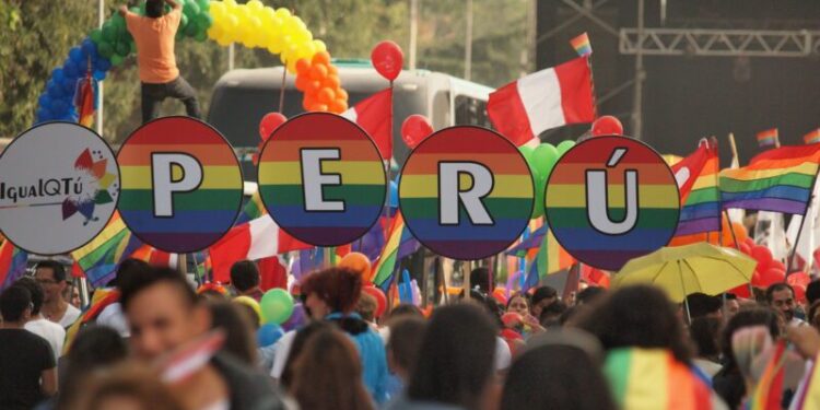 Perú abre puerta para reconocer legalmente a parejas del mismo sexo
