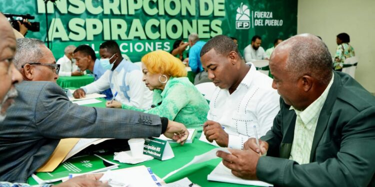 Aspirantes de la Fuerza de Pueblo acuden a formalizar inscripción desde tempranas horas
