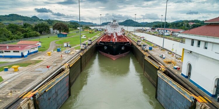 Una grave sequía obliga al canal de Panamá reducir el tránsito diario de buques